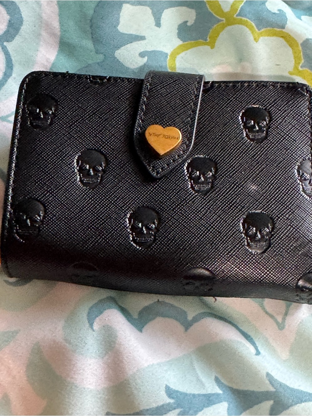 Betsy Johnson skull print wallet. - Picture 2 of 8